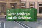 DB Cargo wirbt mit Frahctcontainern in der Innenstadt für die Schiene.