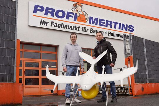 David Heller, Mitarbeiter bei Wingcopter im Liefermichel-Projekt (links), Stephan Mertins, Geschäftsführer Profi Mertins (rechts)