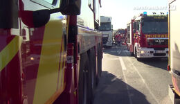 Feuerwehr-Fahrzeuge bei einem Unfall auf der A2