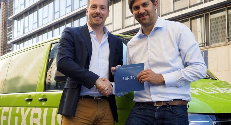 FlixBus-Geschäftsführer André Schwämmlein (links) und Liinita-Gründer Dominik Eggert