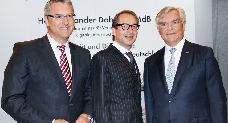 Im Dialog: Minister Alexander Dobrindt (Mitte) mit Dekra-Vorstandschef Stefan Kölbl und dem Ehrenpräsidenten des Präsidialrats, Prof. Dr. Gerhard Zeidler (rechts).