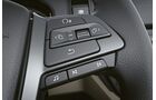 In the multifunction steering wheel of the new MAN TG series the buttons for menue control are located on the right.
Im Multifunktionslenkrad der neuen MAN TG-Baureihe liegen rechts die Tasten für die Menüsteuerung.