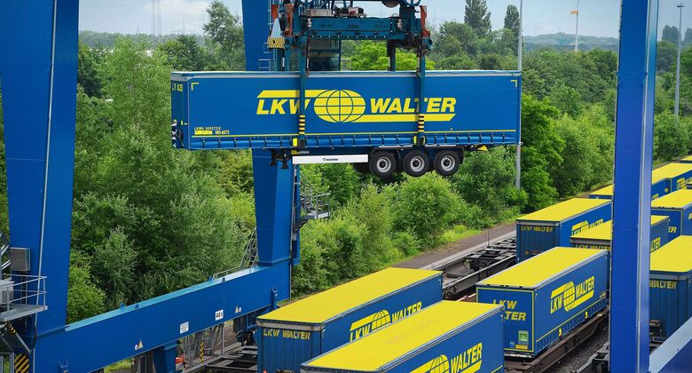 Krone-Trailer von Lkw-Walter bei der Bahnverladung am Terminal Herne