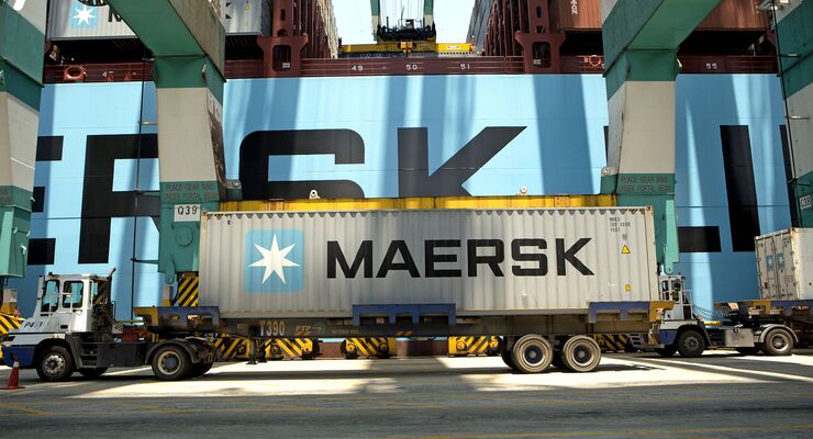 Maersk-Container bei der Verladung am Terminal