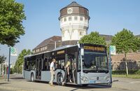 Mercedes-Benz Citaro hybrid, Exterieur, eisblau metallic, OM 936 h mit 220 kW (299 PS), 7,7 L Hubraum, Elektro-Motor mit 14 kW, 6-Gang-Automatikgetriebe, LED-Scheinwerfer, Länge/Breite/Höhe: 12.135/2.550/3.120 mm, Beförderungskapazität: max. 1/96 // Mercedes-Benz Citaro hybrid, Exterior, ice blue metallic, OM 936 h rated at 220 kW/299 hp, displacement 7.7 l, electric motor rated at 14 kW, 6-speed automatic transmission, LED headlamps, length/width/height: 12135/2550/3120 mm, passenger capacity: max. 1/96.
