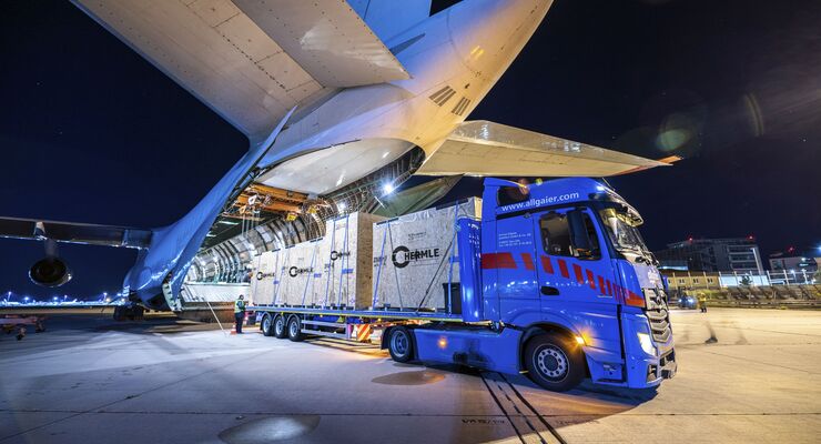 Schwertransport der Firma Hermle mit einer Antonov AN-124 vom Stuttgarter Flughafen