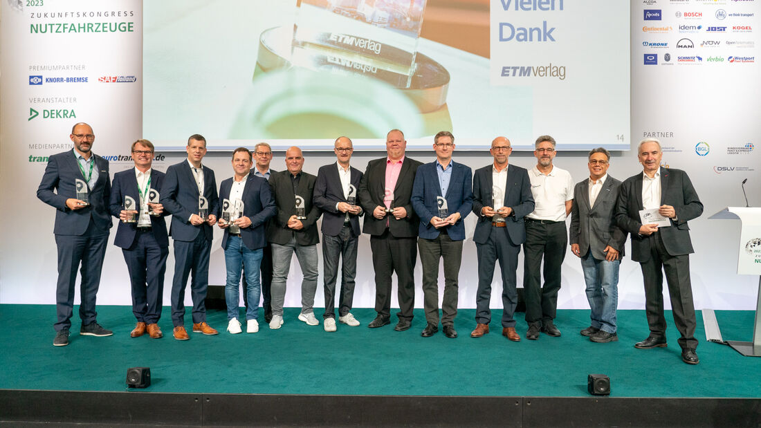 Telematik Preis 2024, v. li.: Christian Meschnig (Rosenberger), Jens Uwe Tonne (Couplink), Daniel Koch (Scania), Dirk Jurleit (GPSoverIP), Oliver Trost (ETM Verlag), Wolfgang Schmid (Webfleet), Ulric Rechtsteiner (Arealcontrol), Mike Ahlmann (TIS), Heiko 