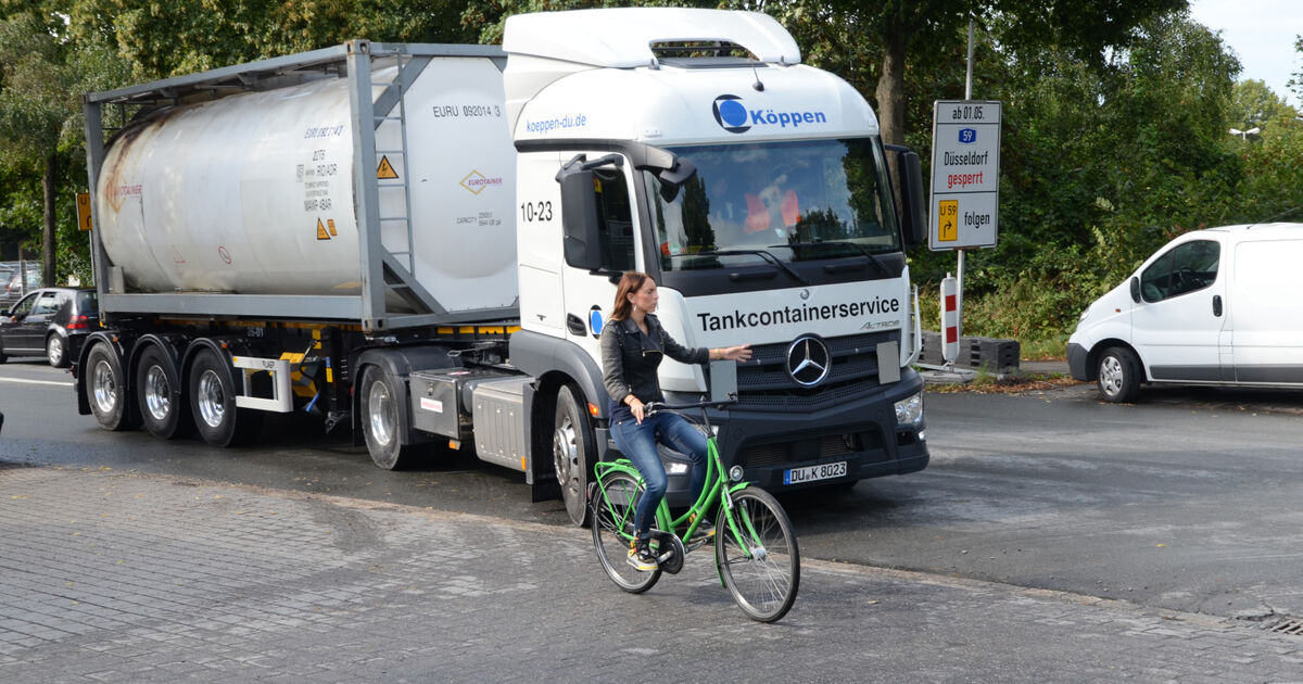 Blick in den Lkw-Spiegel schützt Radfahrer: Toter Winkel - WELT