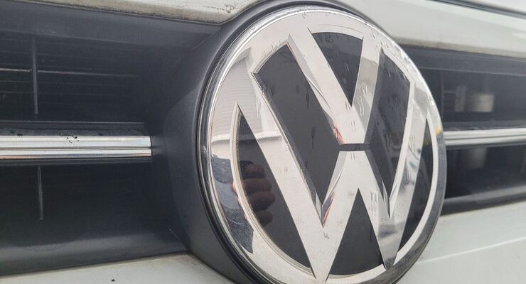 VW-Logo auf Kühlergrill