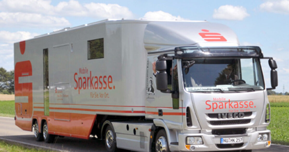Fahrzeuge: Eurocargo-Sattelzug als mobile Sparkassen-Filiale - eurotransport