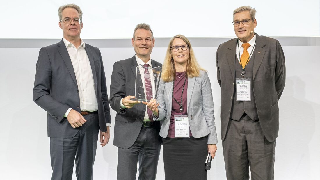 v. li. Jann Fehlauer, Geschäftsführer DEKRA Automobil GmbH, Stefan Grieger, Hauptgeschäftsführer des Deutschen Verkehrssicherheitsrats e.V. (DVR) German Road Safety Council, Anna Theander, Head of Accident Reserarch, Volvo Group Trucks Technology, Prof. Dr. Dipl.-Ing. Michael Weyde, Vorsitzender des Vorstands, EVU Europäische Vereinigung für Unfallforschung e.V.